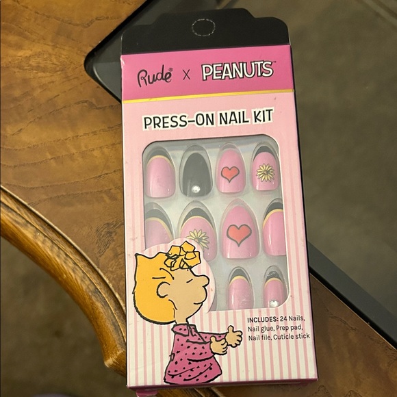 Peanuts Other - Peanuts Pink and Black Press-On Nail Kit